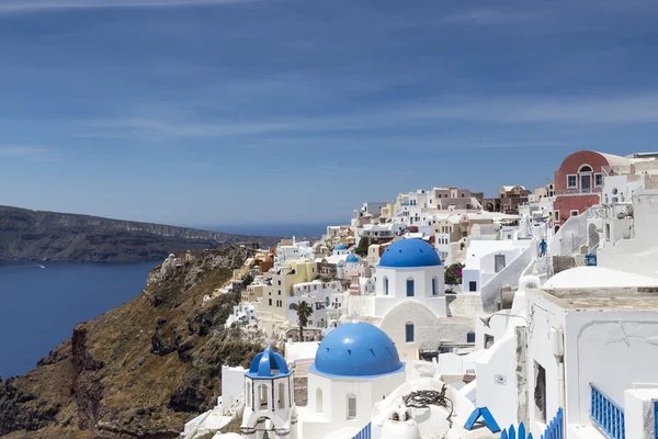 Blauwe koepelvormige kerken op de Caldera in Oia op het Griekse eiland — Stockfoto