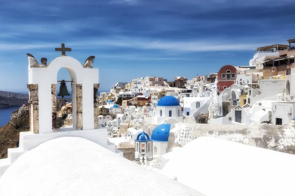 전통적인 그리스 백색 교회 아치와 십자가 종을 마에 — 스톡 사진