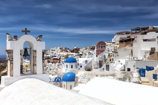 Traditionele Griekse witte kerk boog met grensoverschrijdende en klokken in vill — Stockfoto