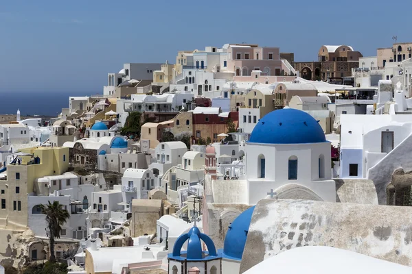 Μπλε τρούλους εκκλησιών πάνω από την Καλντέρα στην Οία στο ελληνικό νησί της — Φωτογραφία Αρχείου