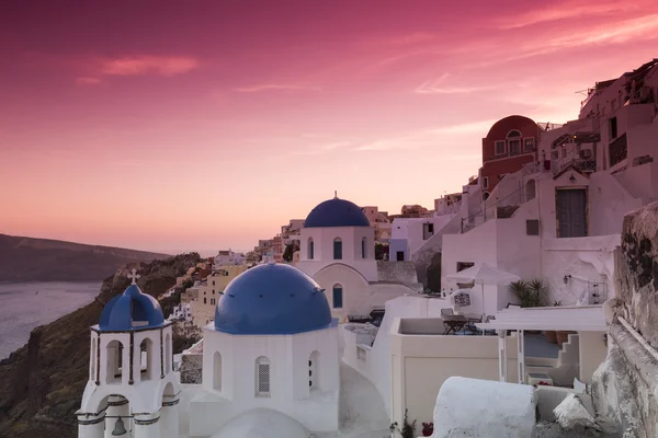 Veduta delle tradizionali case bianche di Oia al tramonto a Santori — Foto Stock