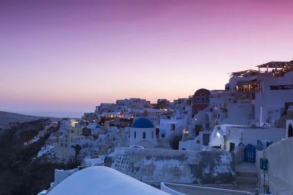 Veduta delle tradizionali case bianche di Oia al tramonto a Santori — Foto Stock