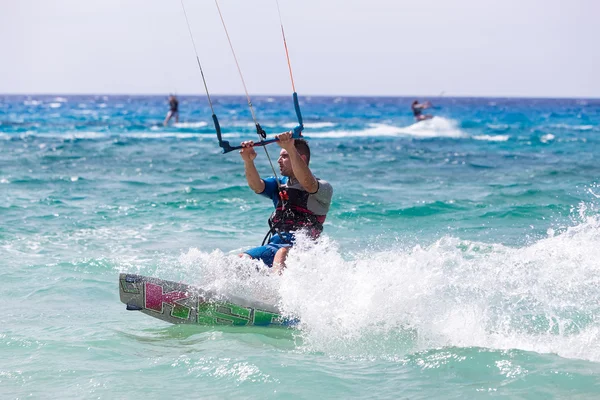 Kitesurfers on the Milos beach in Lefkada, Greece — Stock Photo, Image