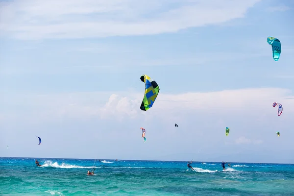 Kitesurfers on the Milos beach in Lefkada, Greece — Stock Photo, Image