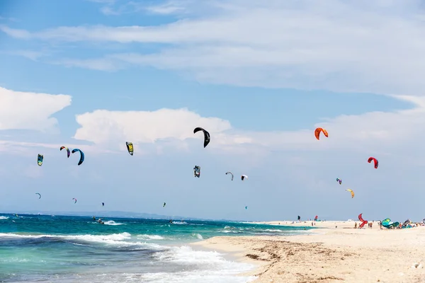 Kitesurfare på Milos stranden i Lefkada, Grekland — Stockfoto