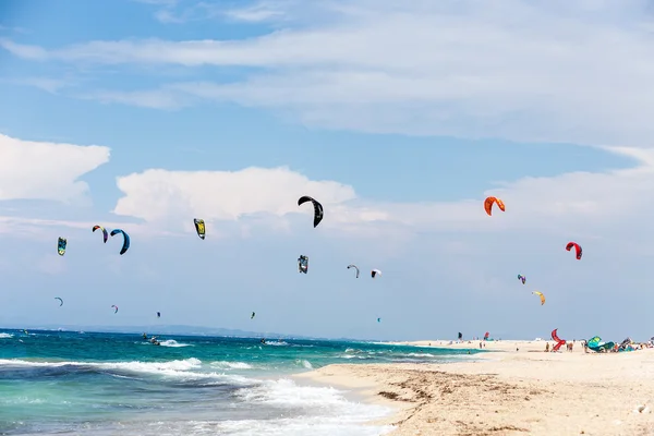 Kitesurfers on the Milos beach in Lefkada, Greece — Stock Photo, Image