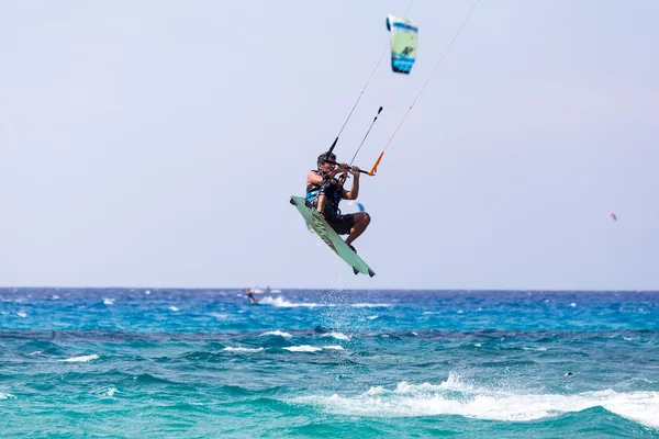 Kitesurfers on the Milos beach in Lefkada, Greece — Stock Photo, Image