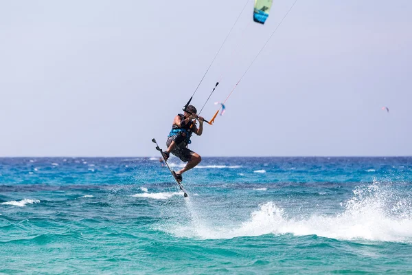 Kitesurfers sulla spiaggia di Milos a Lefkada, Grecia — Foto Stock