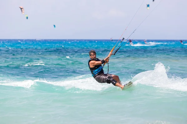 Kitesurfistas en la playa de Milos en Lefkada, Grecia — Foto de Stock