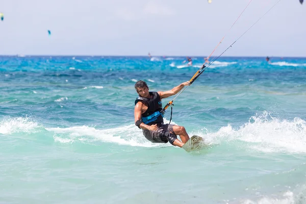 Kitesurfistas en la playa de Milos en Lefkada, Grecia — Foto de Stock