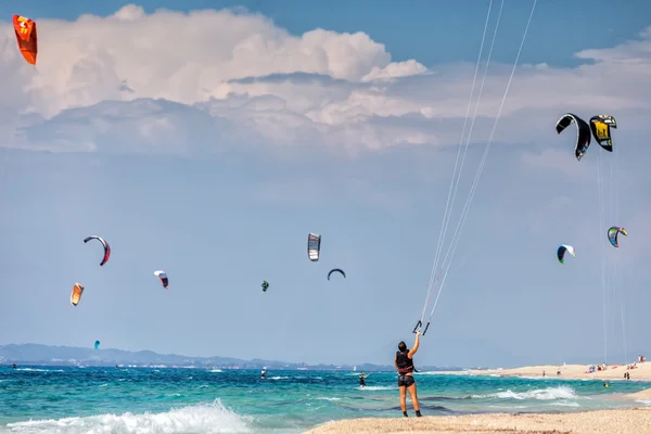 Kitesurfers na praia de Milos em Lefkada, Grécia — Fotografia de Stock