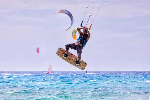 Kitesurfistas en la playa de Milos en Lefkada, Grecia —  Fotos de Stock