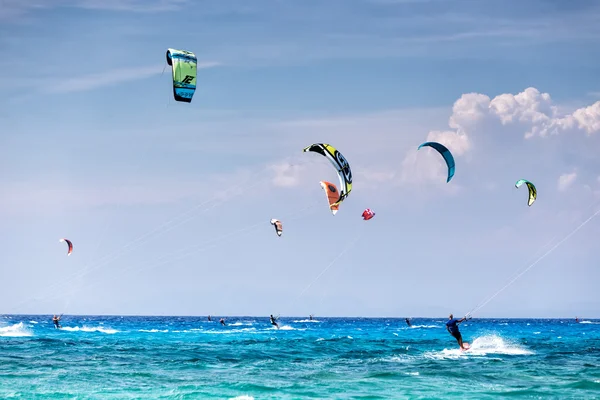 Kitesurfistas en la playa de Milos en Lefkada, Grecia — Foto de Stock