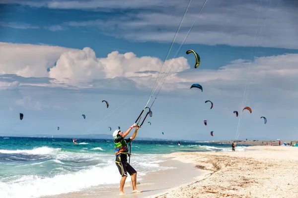 Kitesurfers on the Milos beach in Lefkada, Greece — Stock Photo, Image