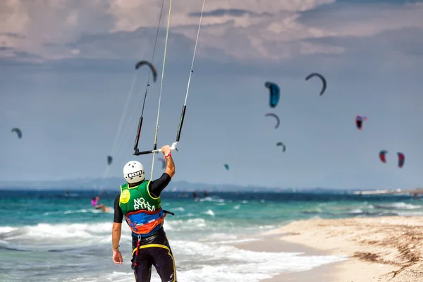 Kitesurfers sulla spiaggia di Milos a Lefkada, Grecia — Foto Stock