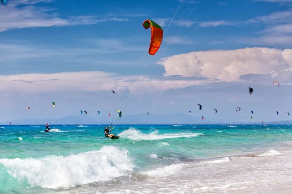 Kitesurfers Milos sahilde Lefkada, Yunanistan