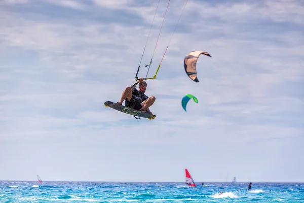 Kitesurfers op het strand van Milos in Lefkada, Griekenland — Stockfoto