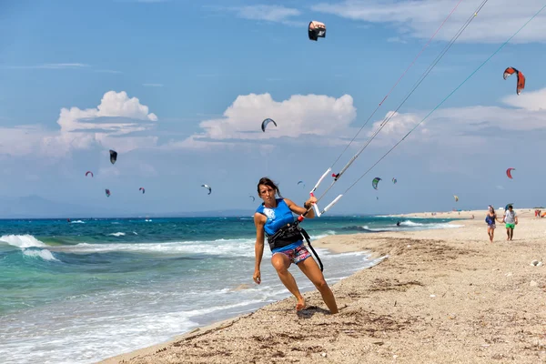 Kitesurfare på Milos stranden i Lefkada, Grekland — Stockfoto