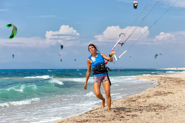 Kitesurfistas en la playa de Milos en Lefkada, Grecia — Foto de Stock