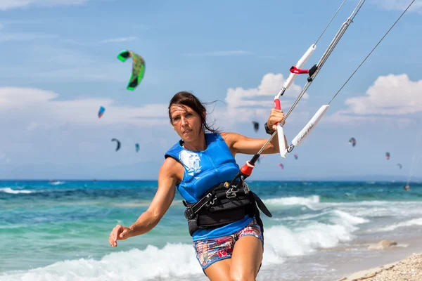 Kitesurfistas en la playa de Milos en Lefkada, Grecia —  Fotos de Stock