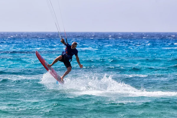 Kitesurfers sulla spiaggia di Milos a Lefkada, Grecia — Foto Stock