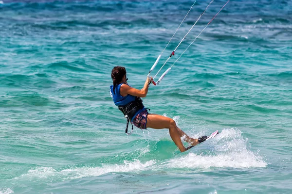 Kitesurfers Milos sahilde Lefkada, Yunanistan