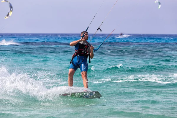 Kitesurfistas en la playa de Milos en Lefkada, Grecia — Foto de Stock