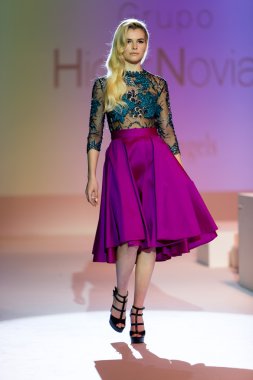 Bir modeli pist yürür moda sırasında 14 Expo düğün göster.