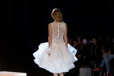 Bir modeli pist yürür moda sırasında 14 Expo düğün göster.