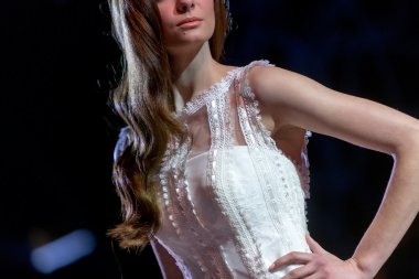 Bir modeli pist yürür moda sırasında 14 Expo düğün göster.