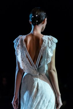 Bir modeli pist yürür moda sırasında 14 Expo düğün göster.