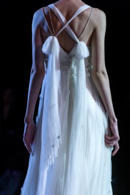 Bir modeli pist yürür moda sırasında 14 Expo düğün göster.