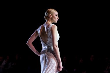 Bir modeli pist yürür moda sırasında 14 Expo düğün göster.