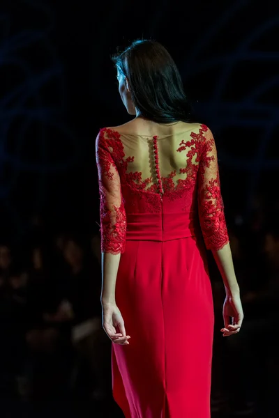 Модель ходит по подиуму во время показа мод 14-я свадьба Экспо . — стоковое фото