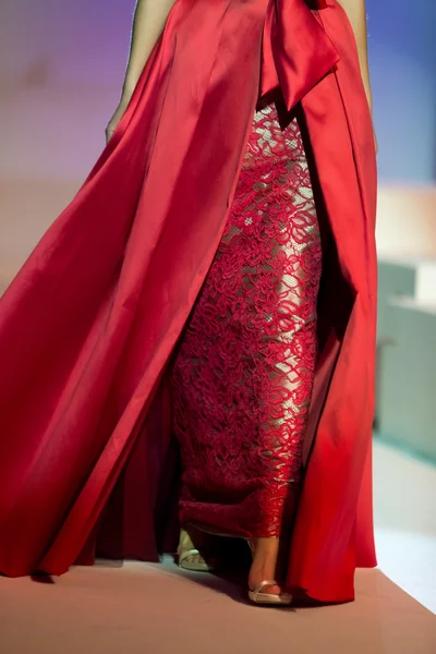 Модель ходит по подиуму во время показа мод 14-я свадьба Экспо . — стоковое фото
