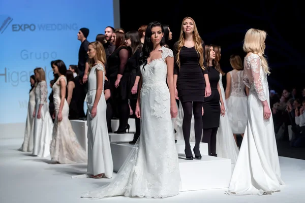 Ein Model läuft während der 14. Expo-Hochzeit über den Laufsteg. — Stockfoto