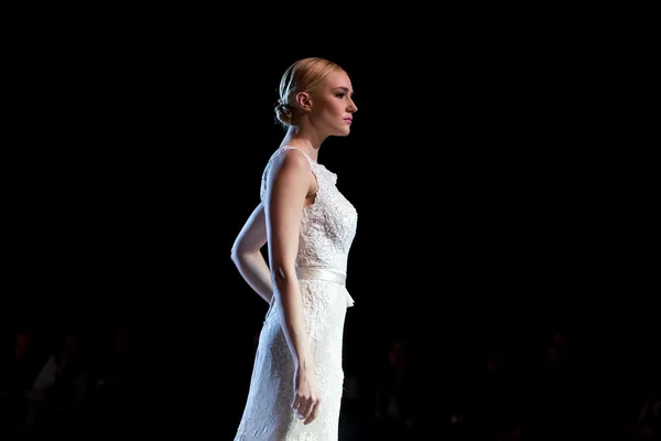 Um modelo caminha na passarela durante o desfile de moda 14th Expo Wedding . — Fotografia de Stock