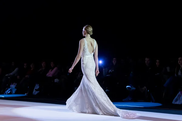 Ein Model läuft während der 14. Expo-Hochzeit über den Laufsteg. — Stockfoto