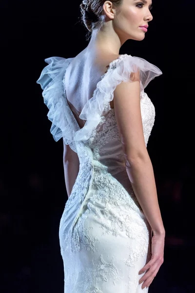 Ένα μοντέλο στην πασαρέλα κατά τη διάρκεια της μόδας παρουσίαση 14ο Expo γάμος. — Φωτογραφία Αρχείου