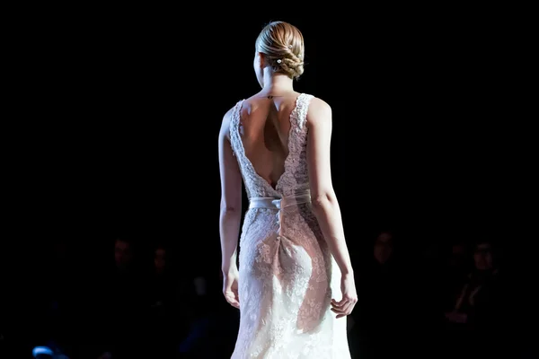 Um modelo caminha na passarela durante o desfile de moda 14th Expo Wedding . — Fotografia de Stock