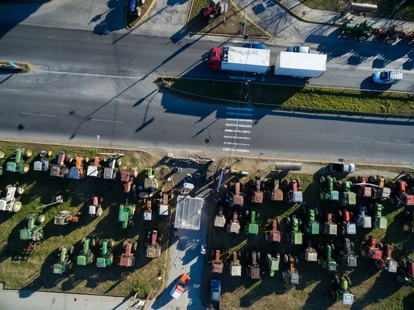 Fotografías aéreas tractores que han alineado a los agricultores en th — Foto de Stock