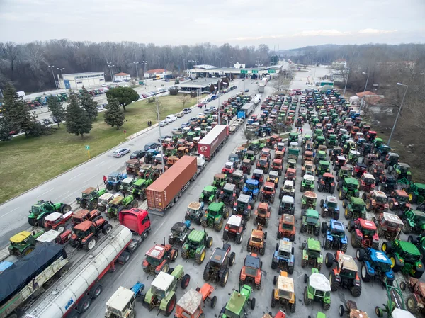 Fotografías aéreas tractores que han alineado a los agricultores en th — Foto de Stock
