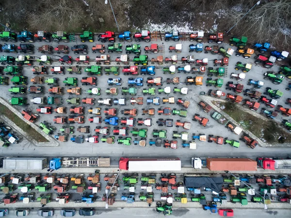 Légifelvételek traktorok, hogy már sorakoznak a gazdálkodók th — Stock Fotó