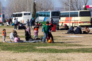 Binlerce göçmen ve mülteci Park o bekliyor