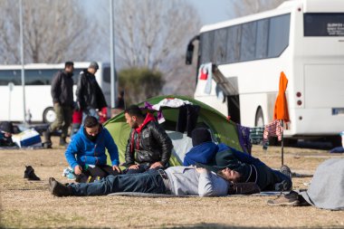 Binlerce göçmen ve mülteci Park o bekliyor