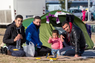 Binlerce göçmen ve mülteci Park o bekliyor
