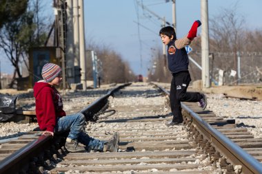 Sınır geçişi bahis yakınındaki tren bir mülteci çocuk oturur