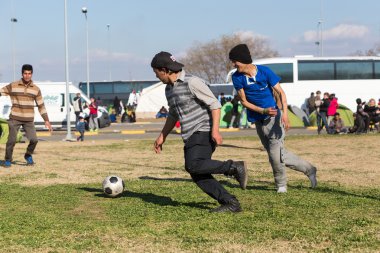  Göçmenler ve mülteciler bir gaz Park yerinde futbol oynamak