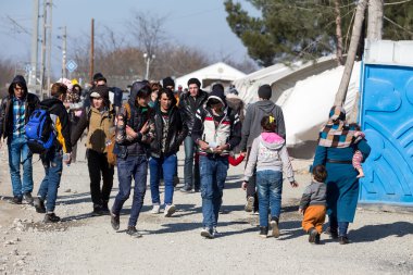 Göçmenler Greec arasındaki sınırda bir bekleyiş içinde yüzlerce