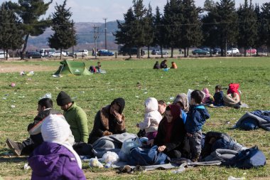 Göçmenler Greec arasındaki sınırda bir bekleyiş içinde yüzlerce
